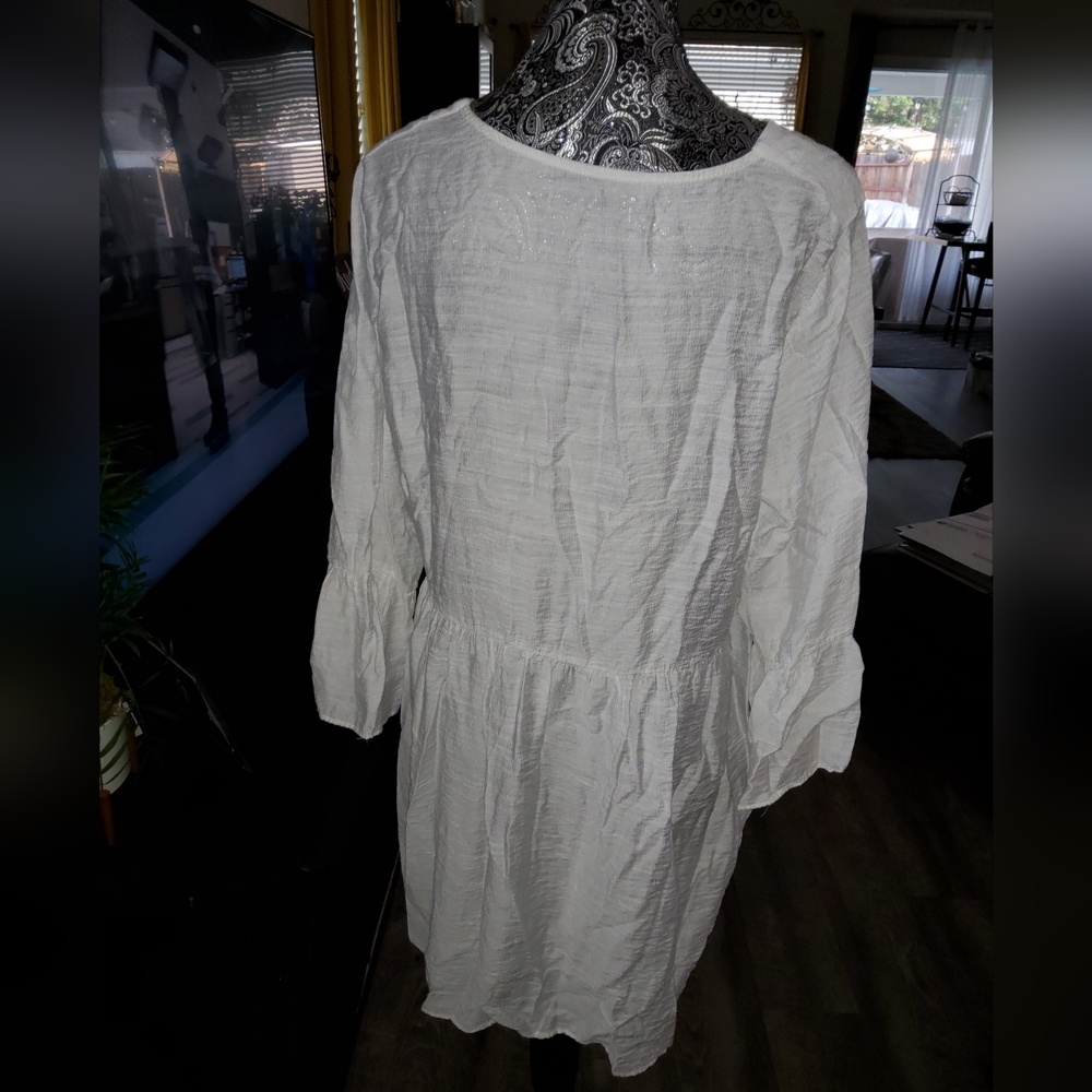 Chic White V-Neck Blouse Or Cover Up Or MINI  with Button Detail - Picture 3 of 4